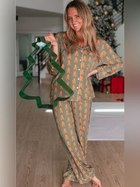 Silks Bamboo and Viscos Gingerbread Print Pajama Set NWT M